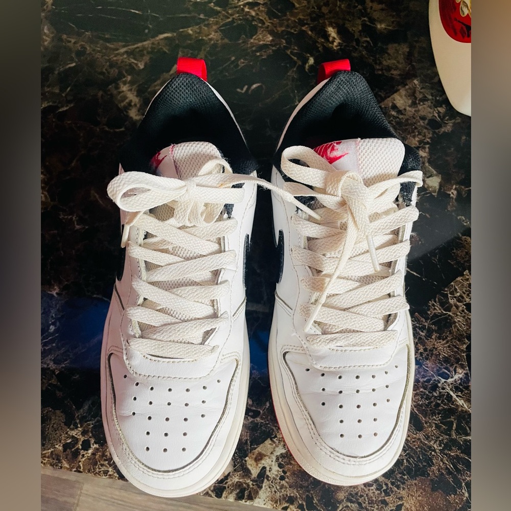 Shoes girl Nike size 4 white ,red,black